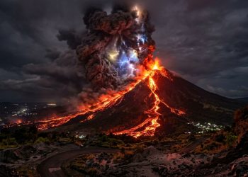 Erupção do vulcão Mayon lança enormes nuvens de cinzas sobre as Filipinas com nível 3 de alerta