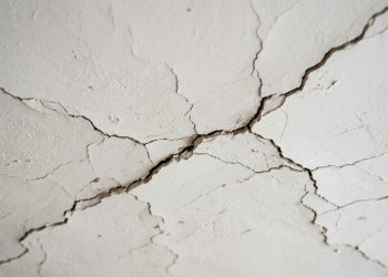O passo a passo que resolve trincas no teto sem gastar muito