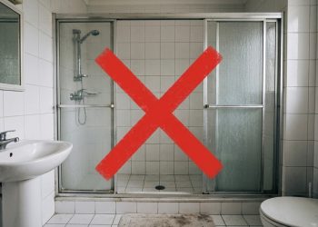Diga adeus ao box comum, a divisória fixa deixa o banheiro mais elegante e fácil de limpar