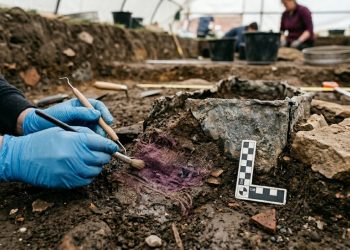 Raríssimo símbolo de poder romano encontrado em túmulos de bebês