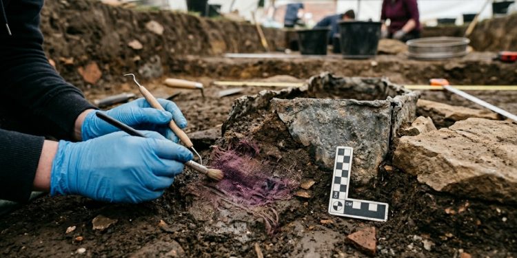 Raríssimo símbolo de poder romano encontrado em túmulos de bebês
