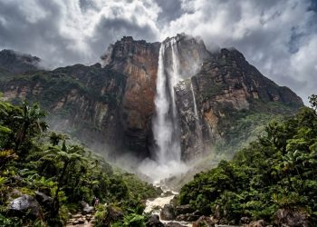 A cachoeira mais alta do mundo desafia a gravidade com quase 1 km de queda livre
