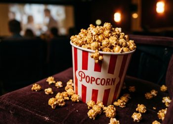 Pipoca doce de cinema super crocante conquista pela receita fácil e sabor que lembra shopping