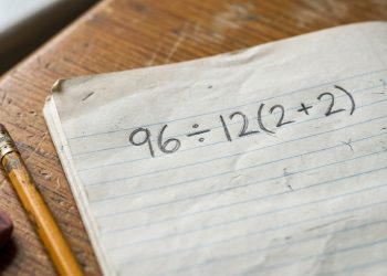 O cálculo 96 ÷ 12(2 + 2) parece fácil, mas está confundindo milhares de pessoas