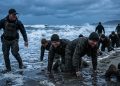 Soldados em treinamento na United States Navy SEALs vomitam de exaustão