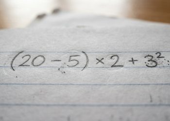 A equação “(20 – 5) × 2 + 3²” está fazendo muita gente duvidar da própria inteligência