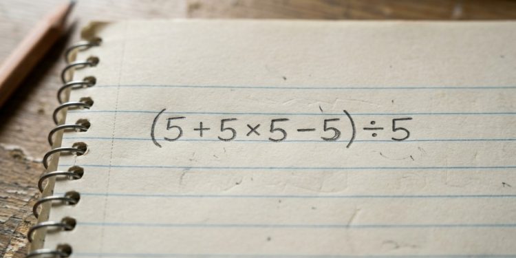 Muita gente trava ao tentar resolver (5 + 5 × 5 – 5) ÷ 5 sem calculadora