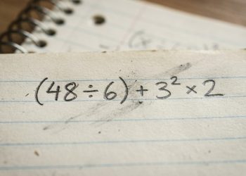 A maioria das pessoas trava na equação “(14 × 2) – 3² + 7” e o erro é sempre o mesmo