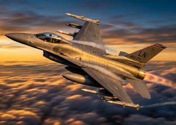 Com velocidade supersônica e capacidade para 9 toneladas de carga, o F-16 Fighting Falcon revolucionou a aviação de combate