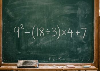 A equação 9² – (18 ÷ 3) x 4 + 7 derrubou milhares de usuários em testes online