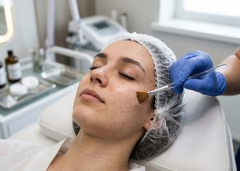 Esse é o valor para fazer peeling químico e reduzir manchas escuras no rosto em uma clínica de estética