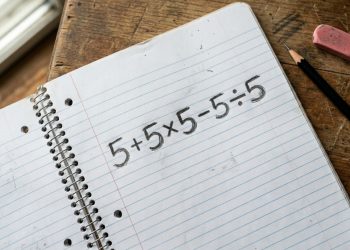 O desafio matemático 5 + 5 × 5 – 5 ÷ 5 parece infantil… até quase todo mundo errar