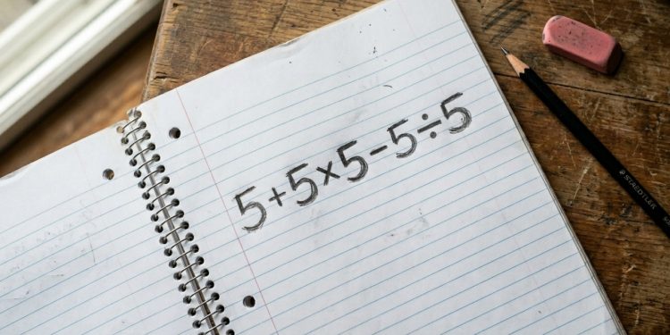 O desafio matemático 5 + 5 × 5 – 5 ÷ 5 parece infantil… até quase todo mundo errar