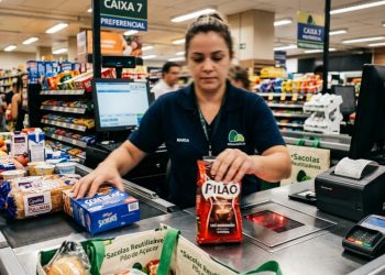 Essa mulher entrou para o livro dos recordes por ser a caixa de supermercado mais rápida do mundo e o tempo impressiona