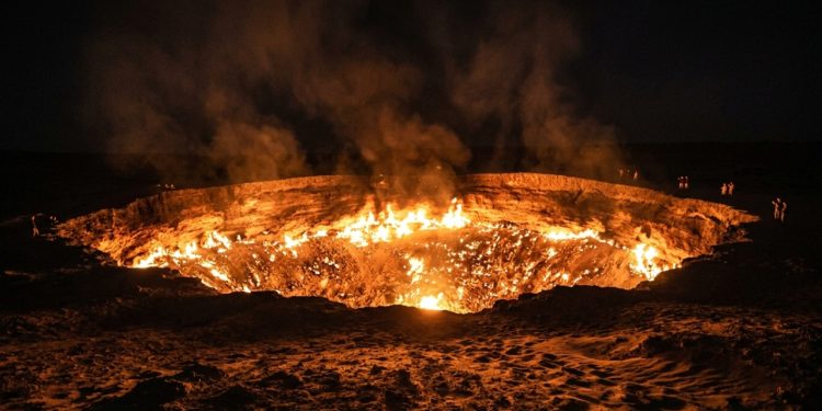 O “portal para o inferno” em Darvaza que queima há cerca de 50 anos começa a perder intensidade e intriga especialistas