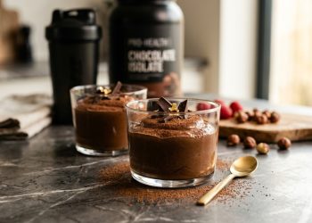 Receita de mousse de chocolate proteico une textura cremosa, praticidade e alto teor de proteína
