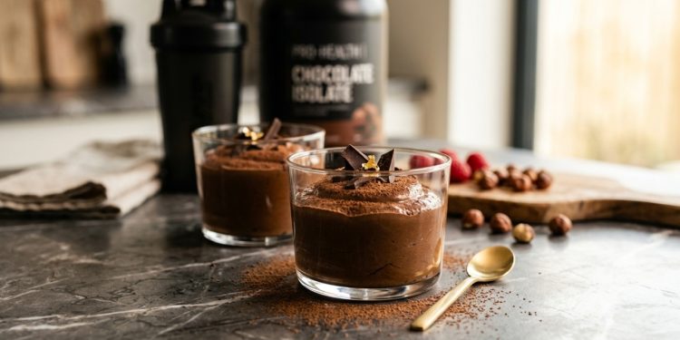 Receita de mousse de chocolate proteico une textura cremosa, praticidade e alto teor de proteína
