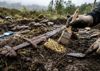 Caminhante encontra rara bainha de espada de ouro do século VI escondida sob árvore na Noruega