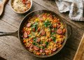 O arroz com linguiça perfeito para quem quer uma refeição fácil sem sujeira na cozinha