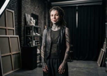 Mulher dos EUA entra para a história após bater recordes extremos de tatuagens e alterações no corpo