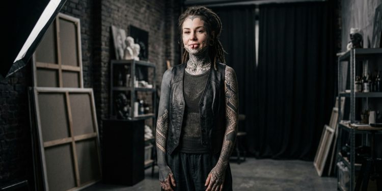 Mulher dos EUA entra para a história após bater recordes extremos de tatuagens e alterações no corpo