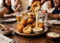 Derretem na boca: esses bolinhos de frango recheados com queijo são a aposta perfeita para servir em encontros e festas