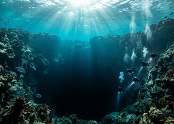 Um “buraco azul” gigante escondido no oceano desafia pesquisadores e esconde segredos ainda desconhecidos