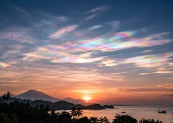 Cientistas explicam fenômeno das nuvens coloridas que viralizou nas redes
