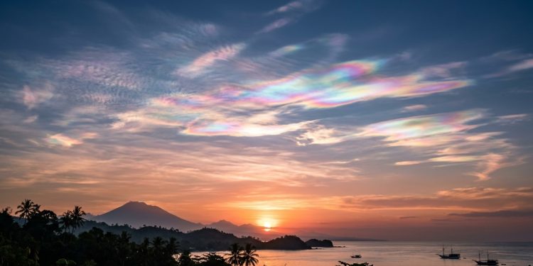 Cientistas explicam fenômeno das nuvens coloridas que viralizou nas redes