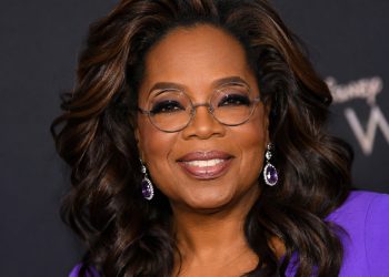 Oprah Winfrey refletiu sobre dor e aprendizado ao dizer: “Transforme suas feridas em sabedoria”