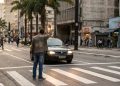 A psicologia revela o que o gesto de agradecer ao motorista na faixa de pedestres revela sobre a sua personalidade