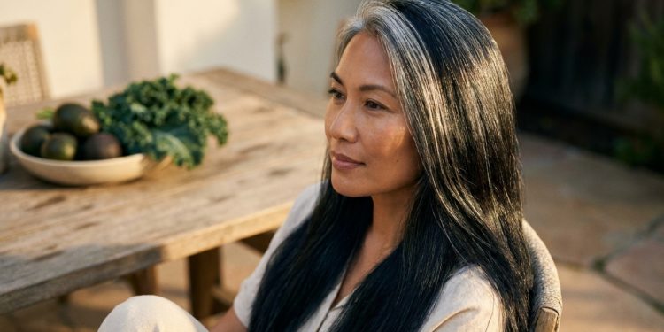 Cabelo saudável e brilhante com reflexos prateados sob a luz do sol