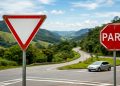 Placas de trânsito em via pública