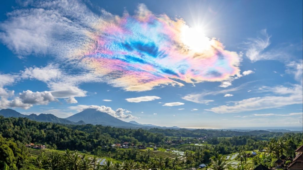 Cientistas explicam fenômeno das nuvens coloridas que viralizou nas redes
