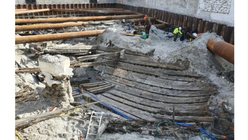 Operários encontram navio medieval de 24 metros enterrado sob uma rua há mais de 660 anos