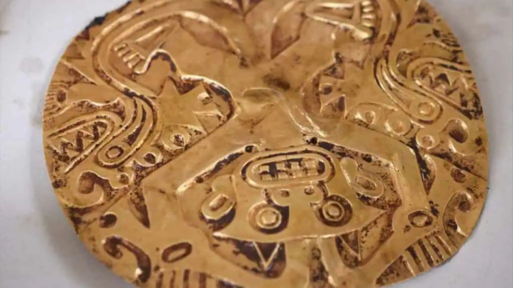 Tumba milenar encontrada revela tesouros em ouro e evidências de práticas rituais