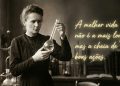 Mulher em laboratório antigo segura frascos de vidro, ao lado de uma frase sobre boas ações e sentido da vida.