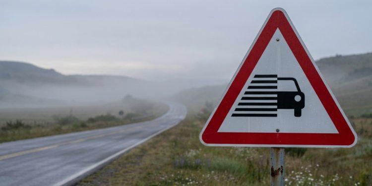 Placa argentina de neblina mostra carro cortado por listras no triângulo vermelho