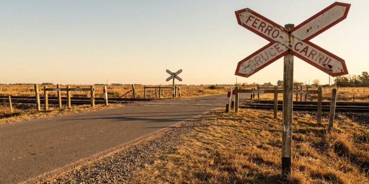 Cruz de Santo André sinaliza passagem ferroviária em estrada argentina