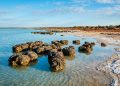 A baía australiana com o dobro de sal do oceano, onde rochas vivas guardam a memória mais antiga da vida na Terra