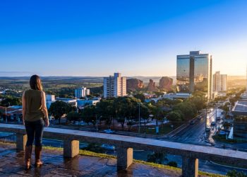 Esta cidade do interior tem rochas com pinturas de 10 mil anos e lidera as exportações de Mato Grosso a 215 km da capital
