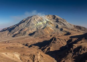 O vulcão Taftan passou 710 mil anos sem grande erupção, mas agora um sinal de 9 centímetros chama atenção no Irã