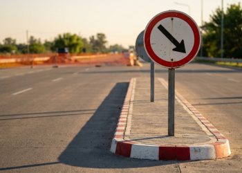 O que significa a placa de trânsito com seta diagonal para baixo dentro de um círculo vermelho?