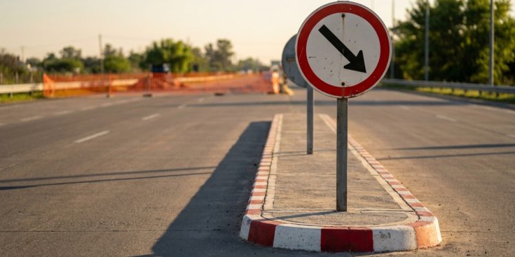 Placa R22 com seta diagonal indica passagem obrigatória à direita