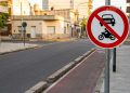 O que significa a placa de trânsito com carro e moto riscados dentro de um círculo vermelho?