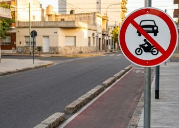 O que significa a placa de trânsito com carro e moto riscados dentro de um círculo vermelho?