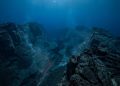 No fundo do oceano, uma cordilheira de 65 mil quilômetros marca a cicatriz onde a Terra continua se abrindo