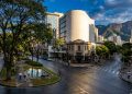 Inspirada em Paris e Washington: a cidade planejada cercada de montanhas que virou porta de entrada para os destinos mais desejados do Brasil e ainda oferece vida boa urbana