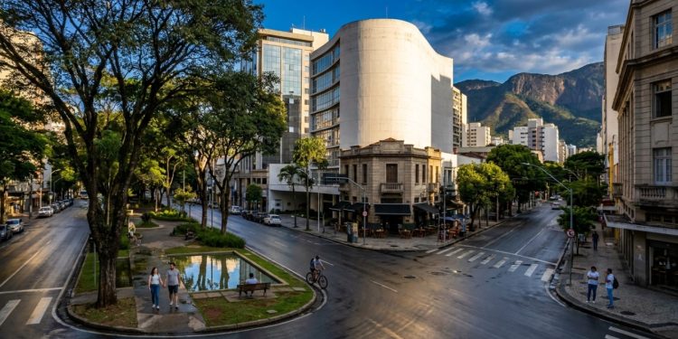 Inspirada em Paris e Washington: a cidade planejada cercada de montanhas que virou porta de entrada para os destinos mais desejados do Brasil e ainda oferece vida boa urbana