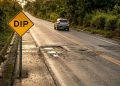 A placa de trânsito rara que avisa sobre buraco, depressão na pista e risco de perder o controle do carro